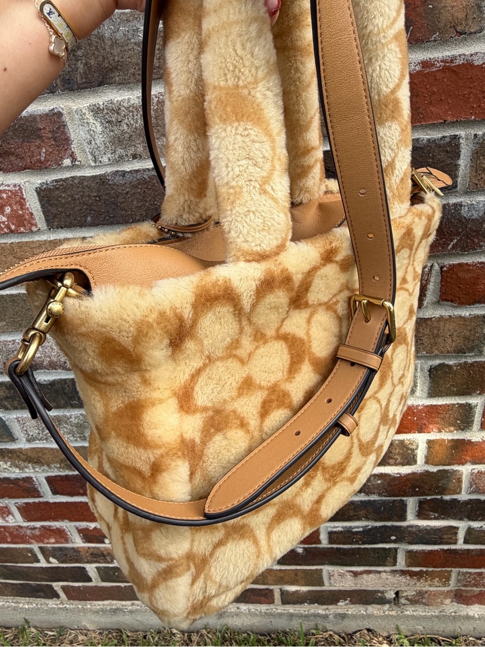 Coach Tote 28 Signature Shearling CC442 Tan Cream Faux Fur Bag Pristine Unused - Picture 8 of 16